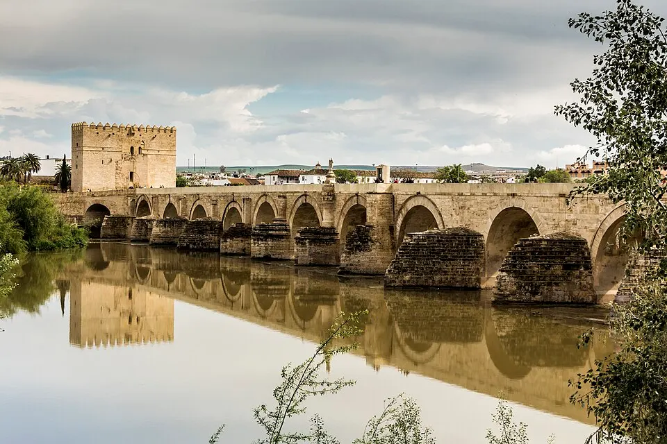Puente Romano sobre el Guadalquivir con la Mezquita al fondo