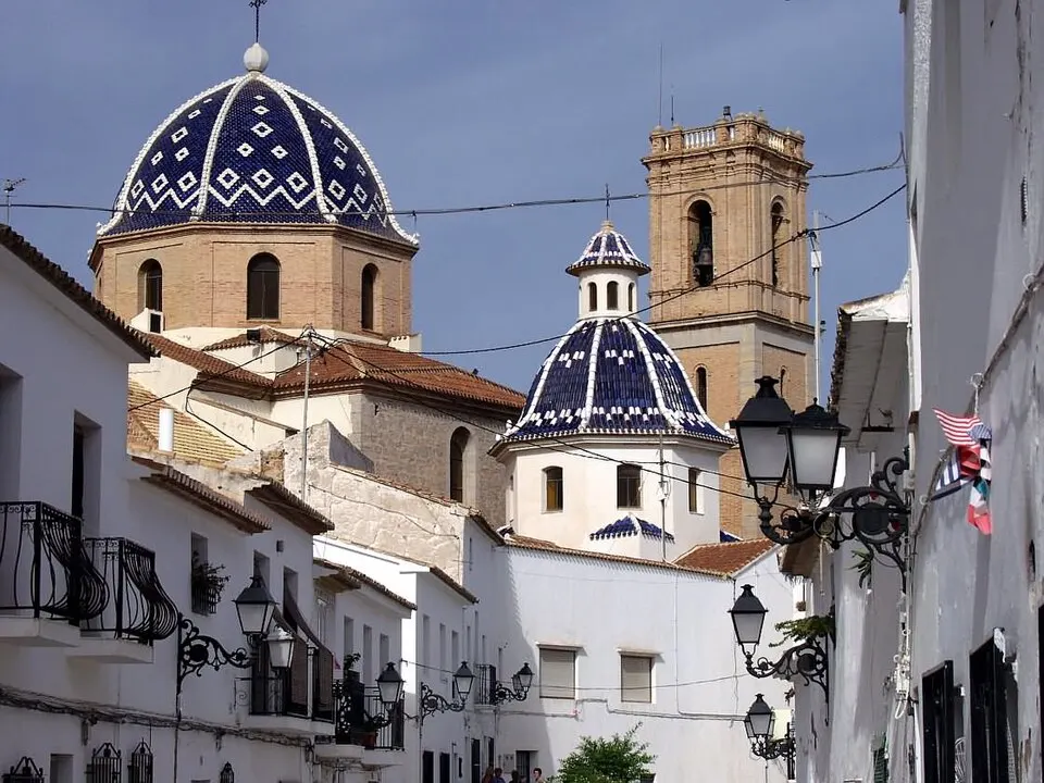 Cúpulas azules de la iglesia del Consuelo de Altea