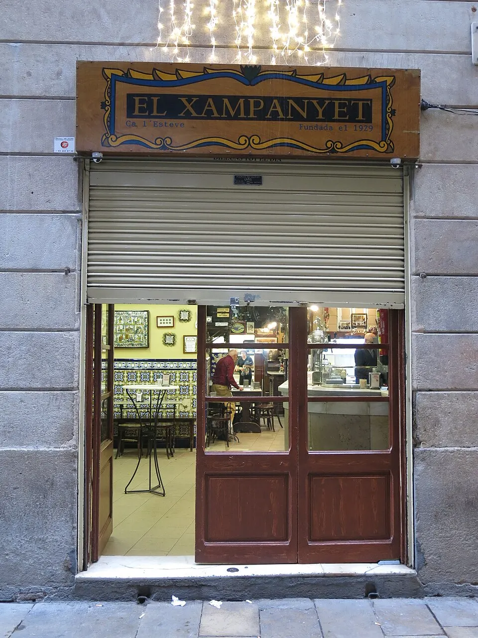 Fachada de la bodega El Xampanyet en el Carrer de Montcada