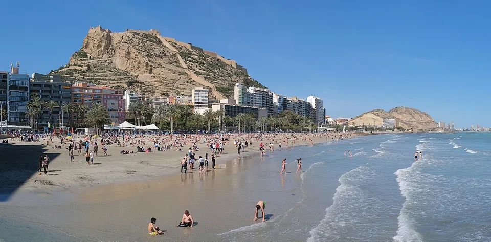Playa del Postiguet con el castillo al fondo