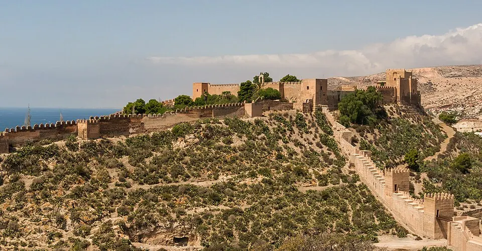 Alcazaba de Almería sobre la ciudad
