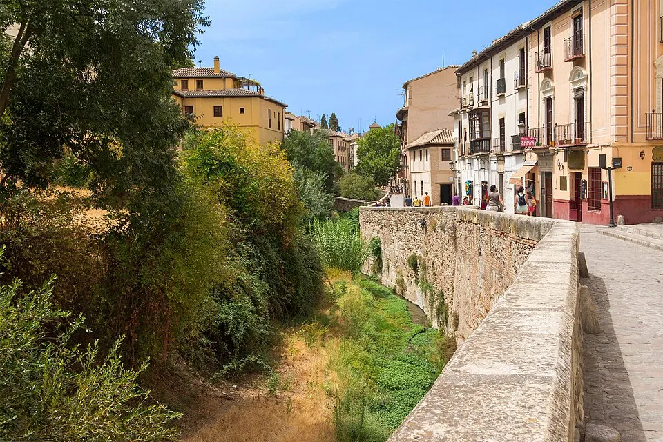 Carrera del Darro junto al río y la Alhambra