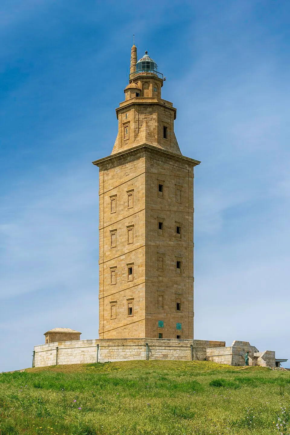 Torre de Hércules junto al mar