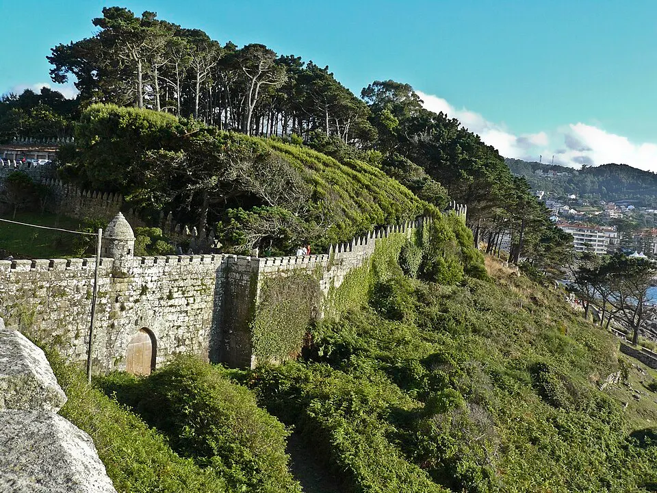 Fortaleza de Monterreal sobre el mar