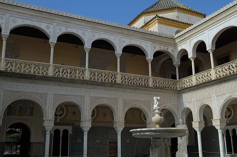 Patio principal de la Casa de Pilatos con arcos y azulejos