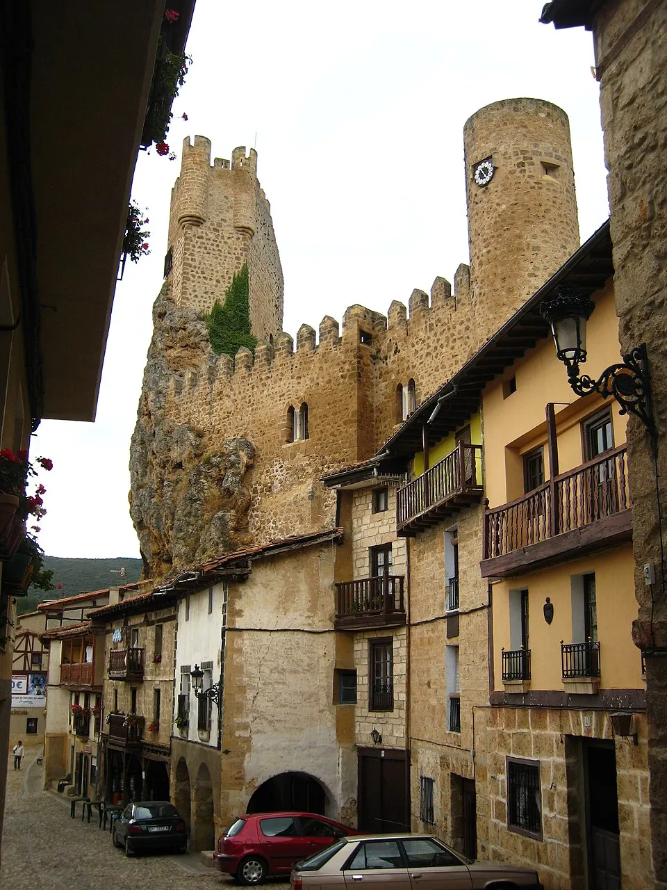 Castillo de Frías sobre la roca
