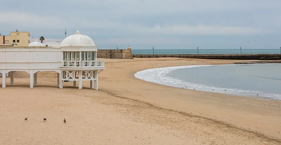 Playa de La Caleta con el balneario