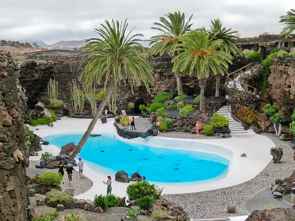 Piscina blanca de los Jameos del Agua