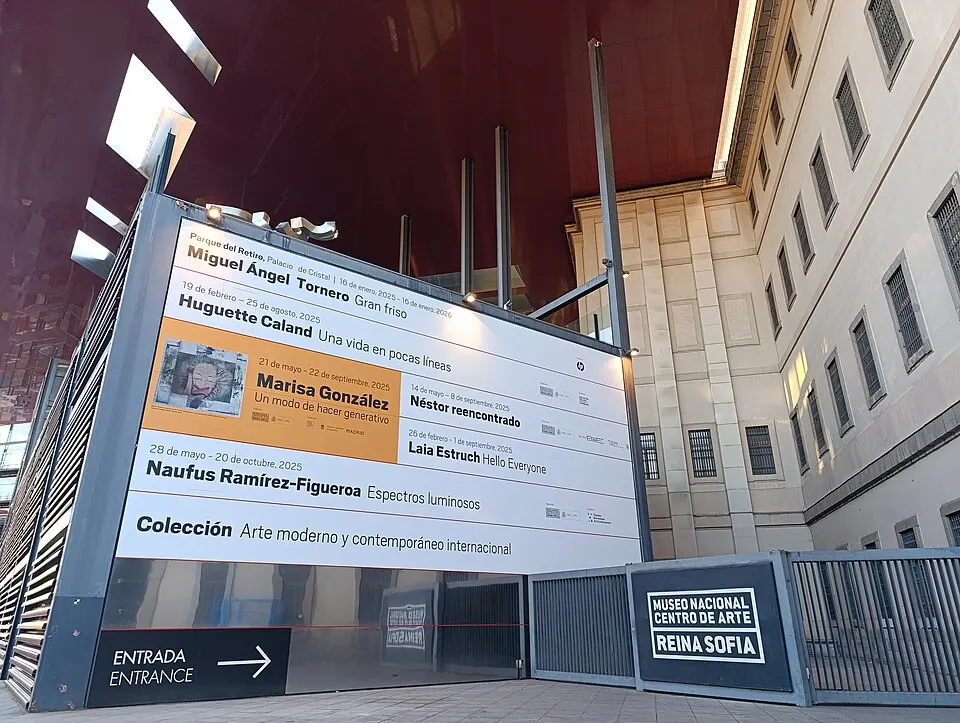 Entrada al Museo Reina Sofía entre el edificio Sabatini y la ampliación de Nouvel
