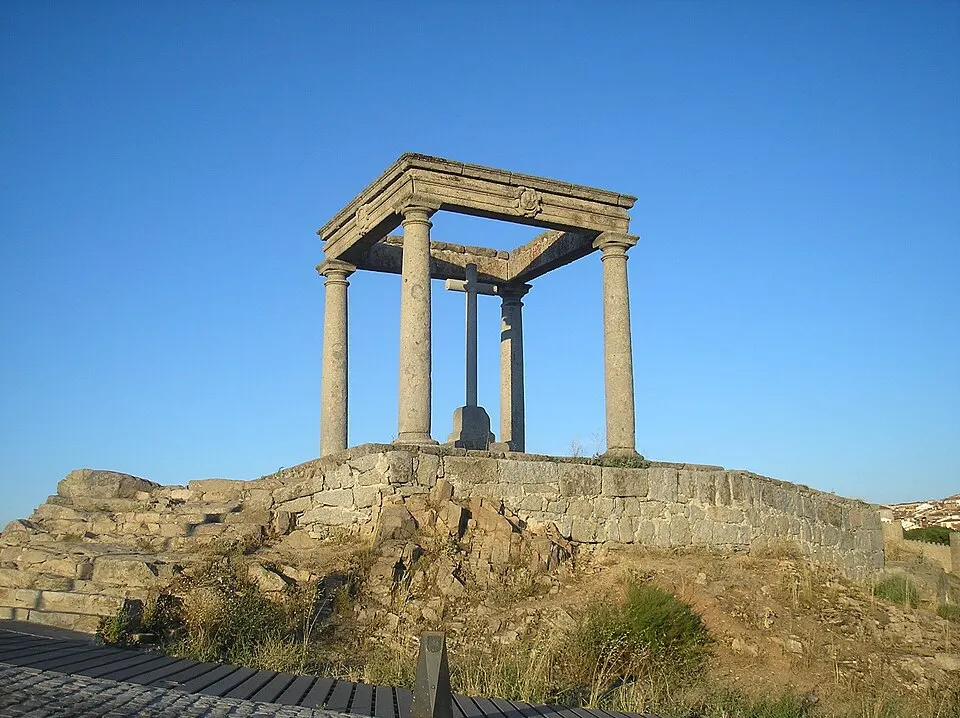 Los Cuatro Postes con la muralla al fondo