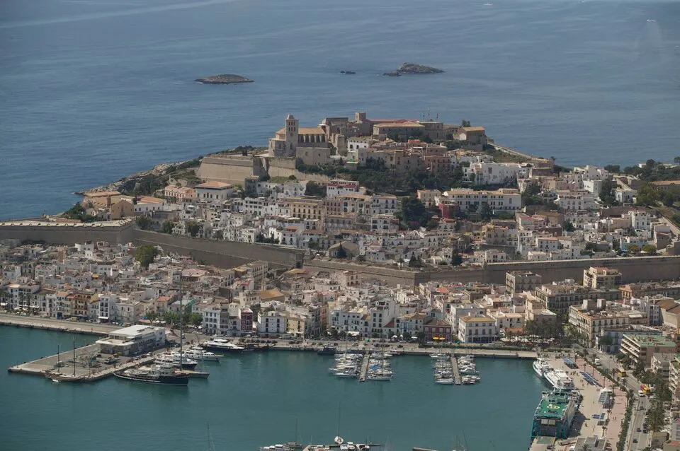 Murallas de Dalt Vila sobre el puerto de Ibiza