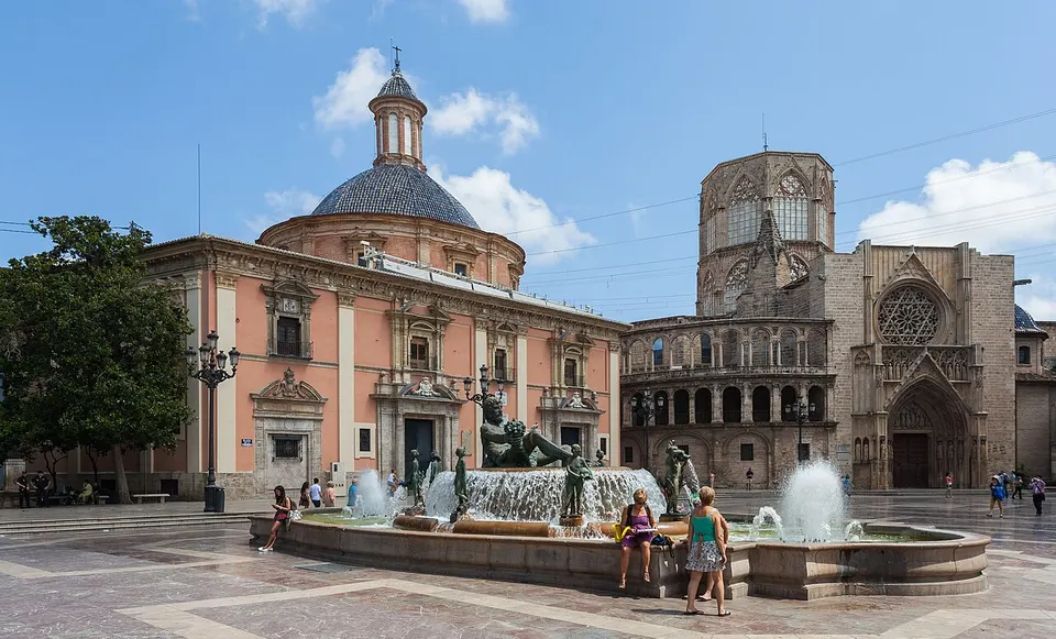 Plaza de la Virgen con la fuente del Turia