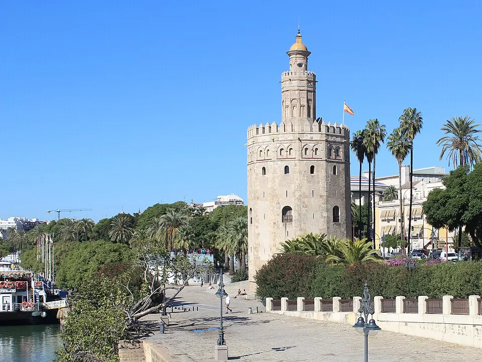 Torre del Oro junto al río Guadalquivir