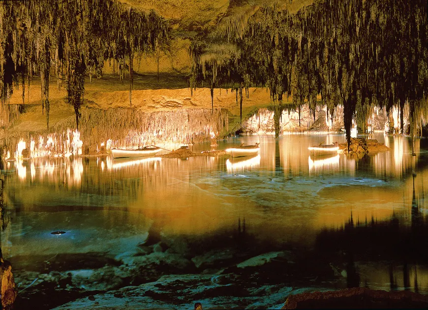 Lago Martel en las Cuevas del Drach