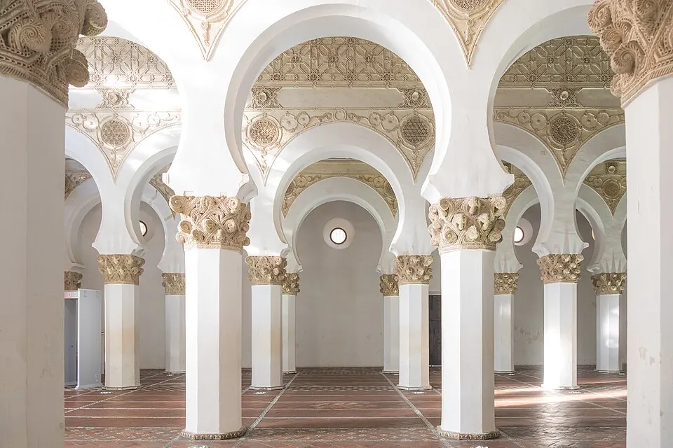 Arcos de herradura blancos de Santa María la Blanca