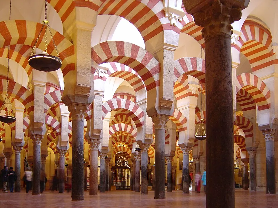Arcos de herradura bicolores en el interior de la Mezquita de Córdoba