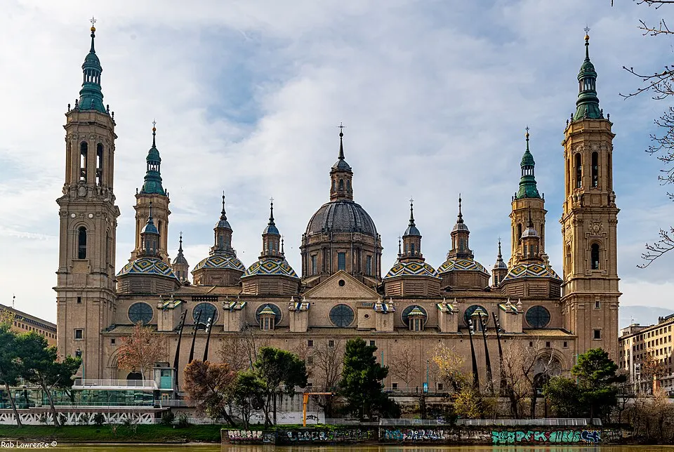 Basílica del Pilar junto al Ebro