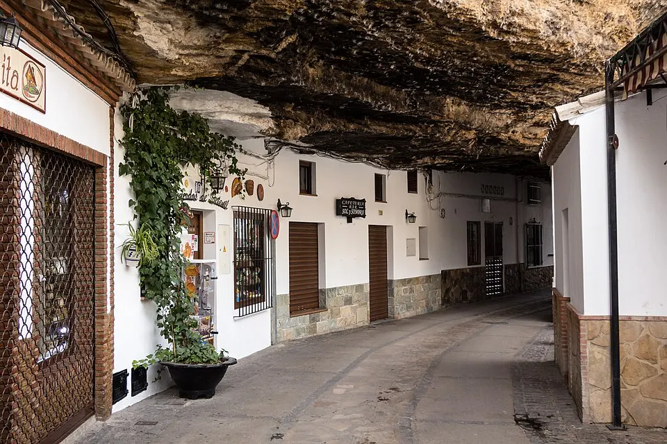 Calle Cuevas de la Sombra bajo la roca