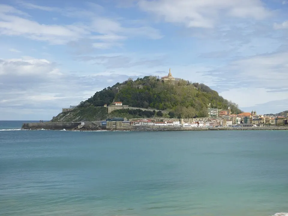 Monte Urgull sobre el puerto