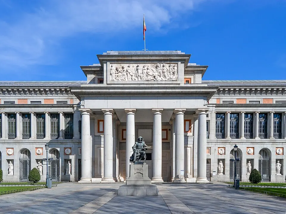 Fachada del Museo del Prado con la estatua de Velázquez