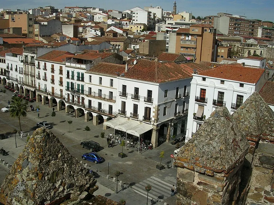 Plaza Mayor de Cáceres con la muralla