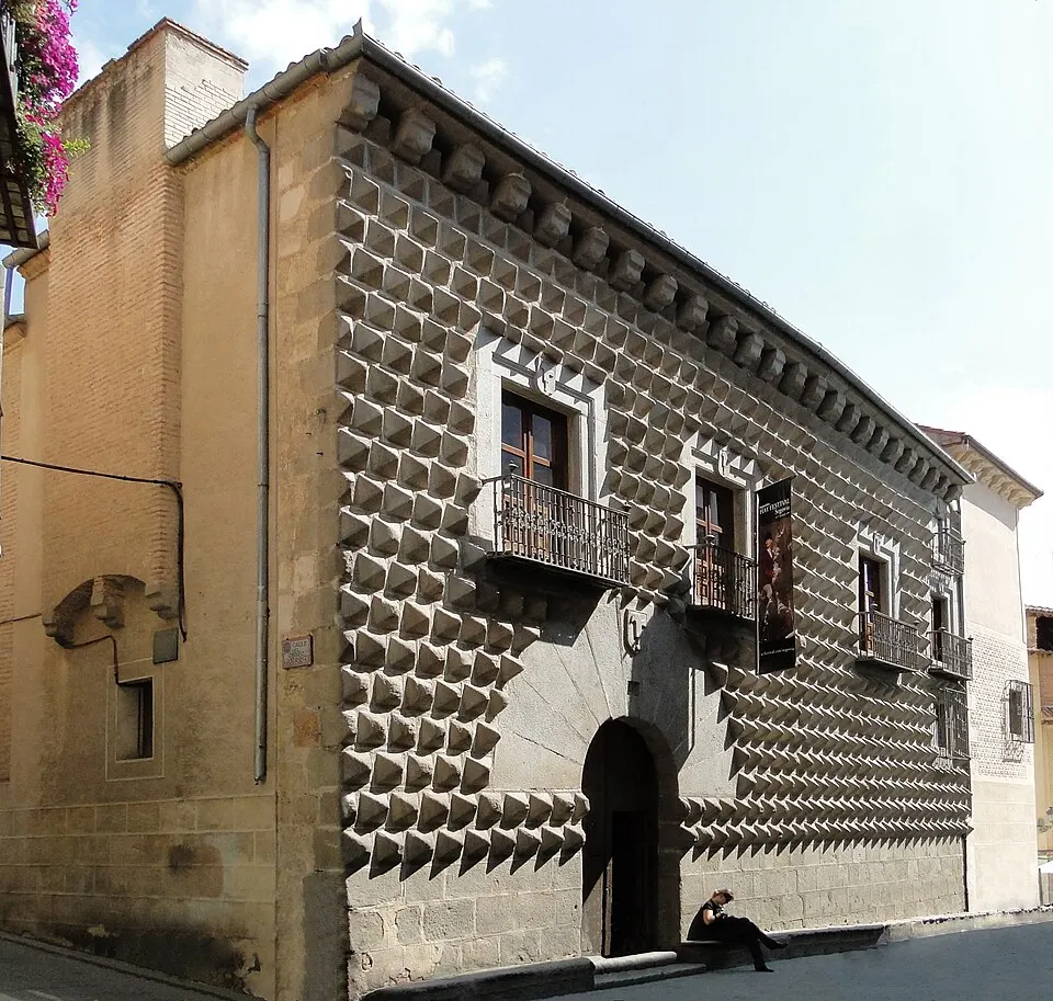 Fachada de la Casa de los Picos