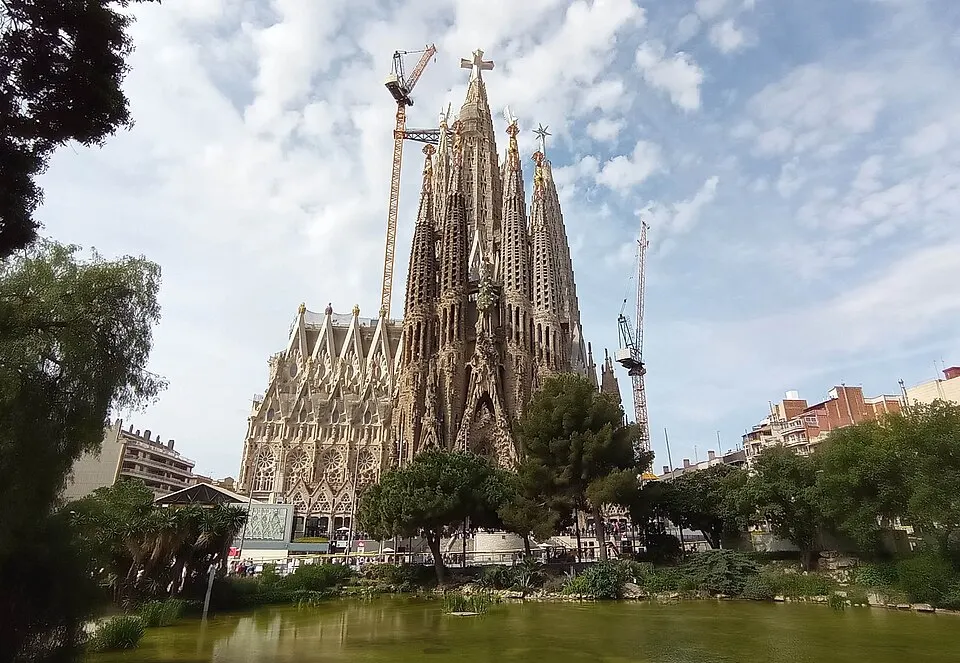 Fachada de la Sagrada Família con sus torres
