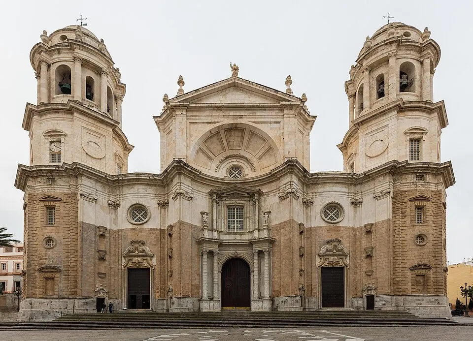 Catedral de Cádiz frente al mar