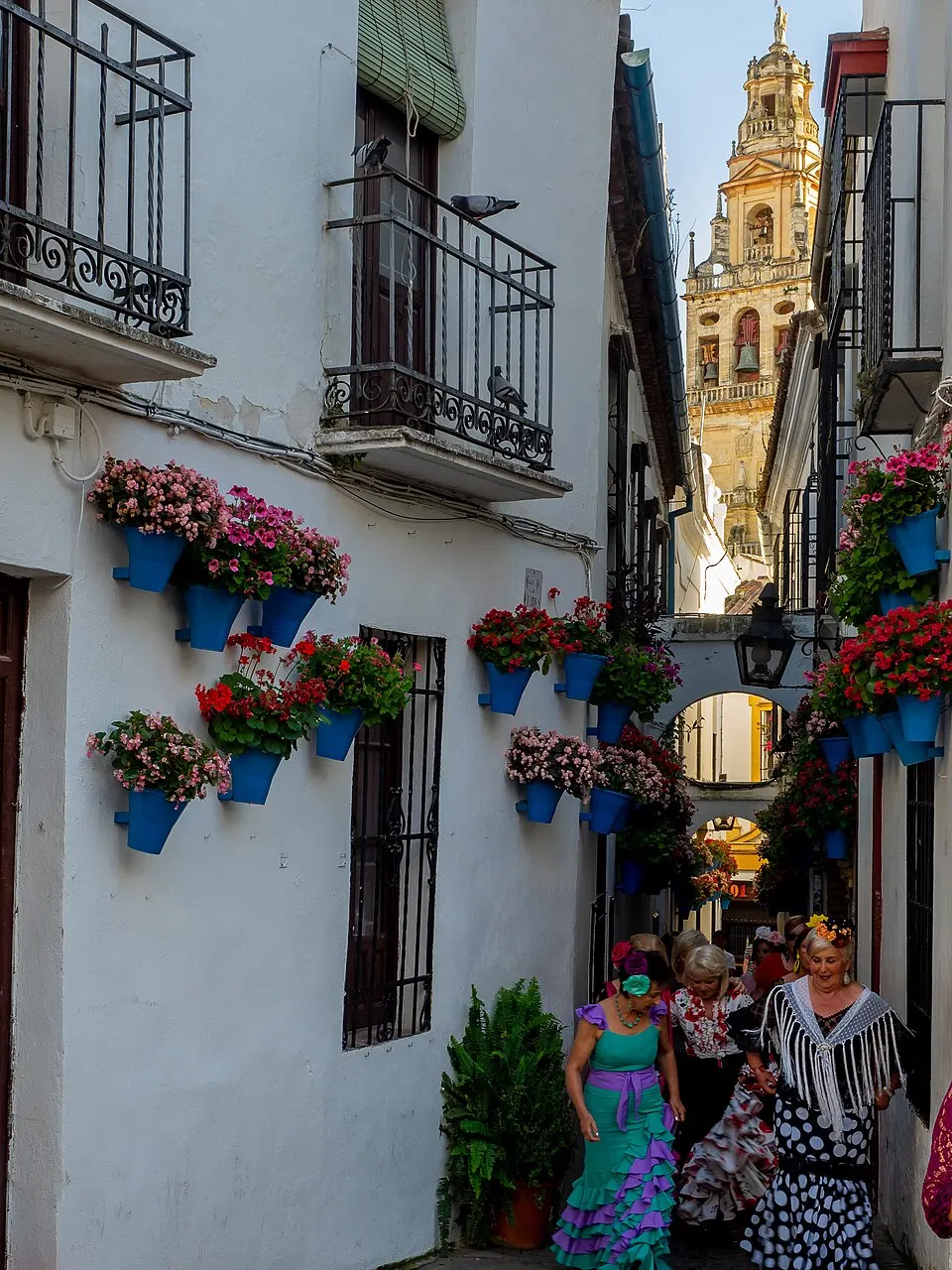 Calleja de las Flores con la torre de la Mezquita al fondo