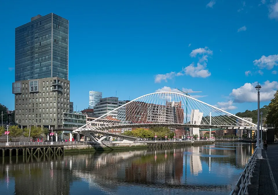 Puente Zubizuri sobre la ría de Bilbao