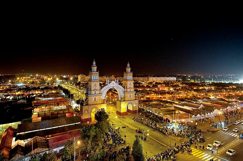 Casetas iluminadas en la Feria de Abril de Sevilla