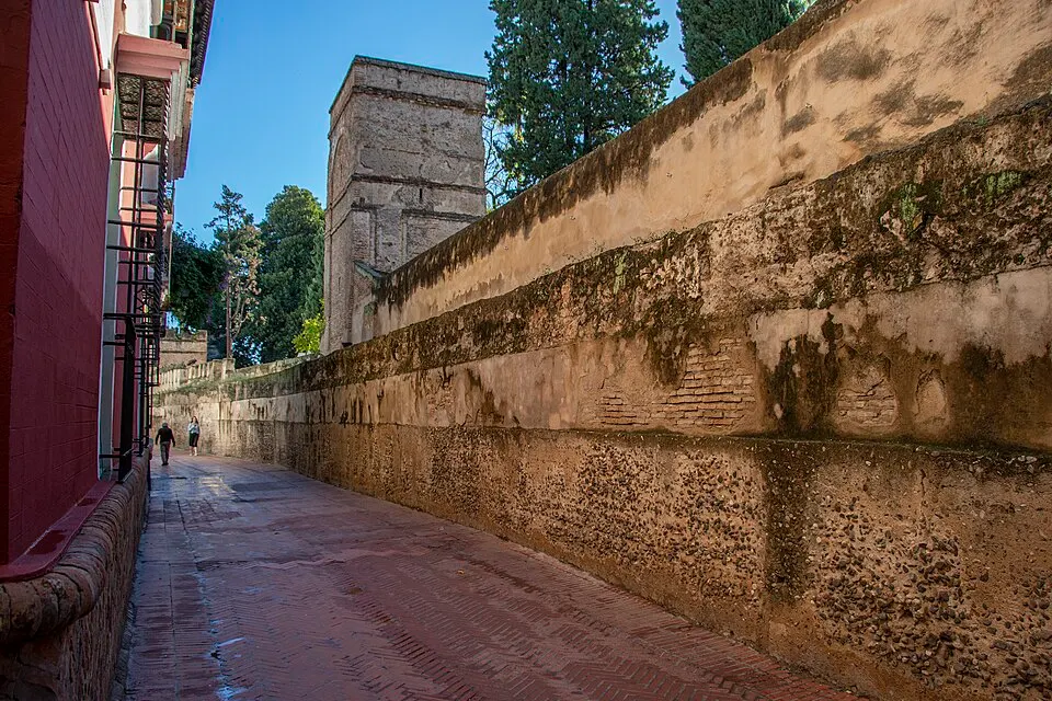 Callejón del Agua, junto a la muralla del Alcázar, en el barrio de Santa Cruz