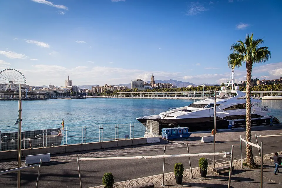 Paseo del Muelle Uno en el puerto de Málaga