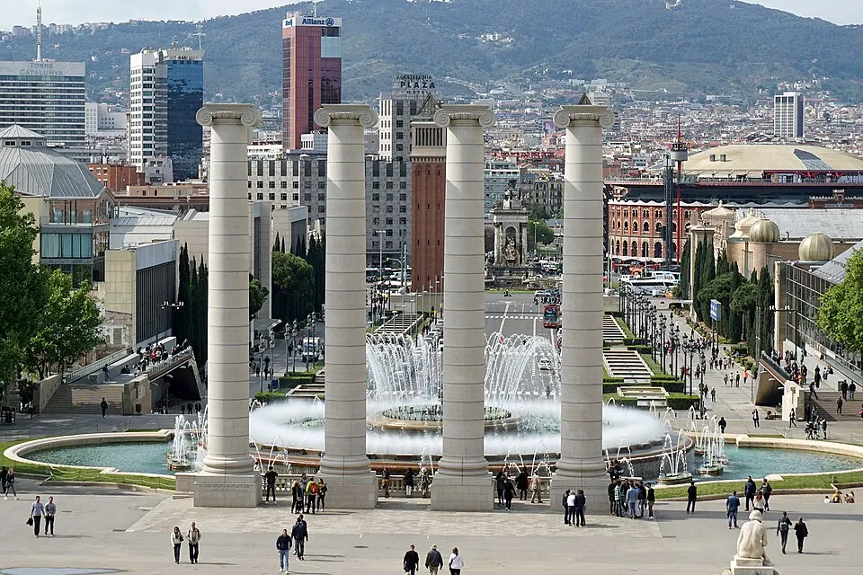 Font Màgica de Montjuïc iluminada de noche