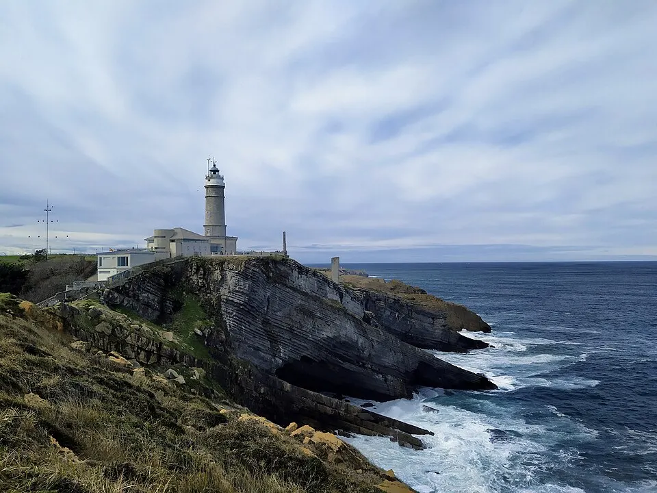 Faro de Cabo Mayor sobre los acantilados