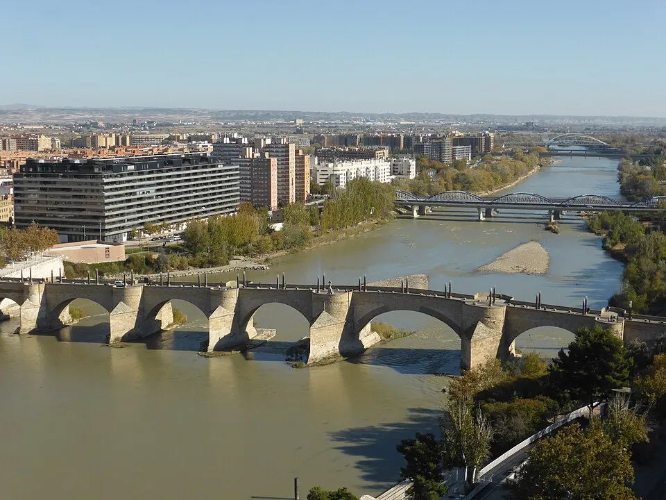 Puente de Piedra sobre el Ebro con el Pilar al fondo