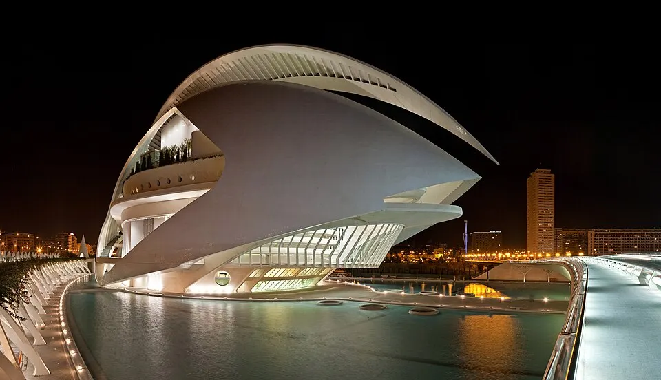 Hemisfèric y Museu de les Ciències reflejados en el agua