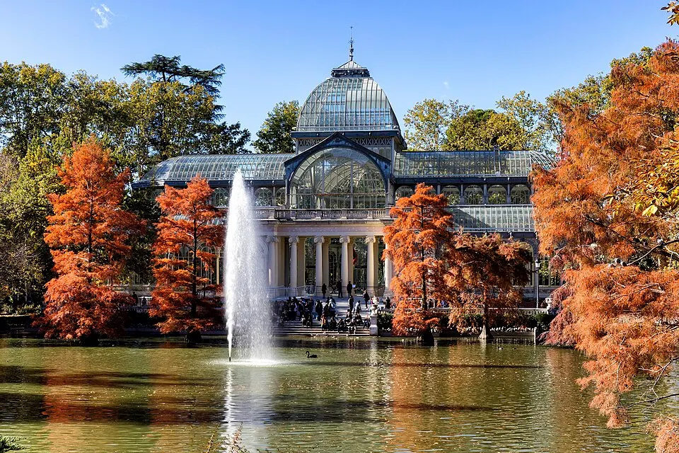 Palacio de Cristal reflejado en su estanque en el Retiro