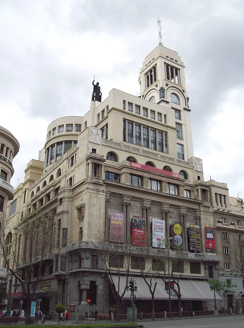 Edificio del Círculo de Bellas Artes con la estatua de Minerva