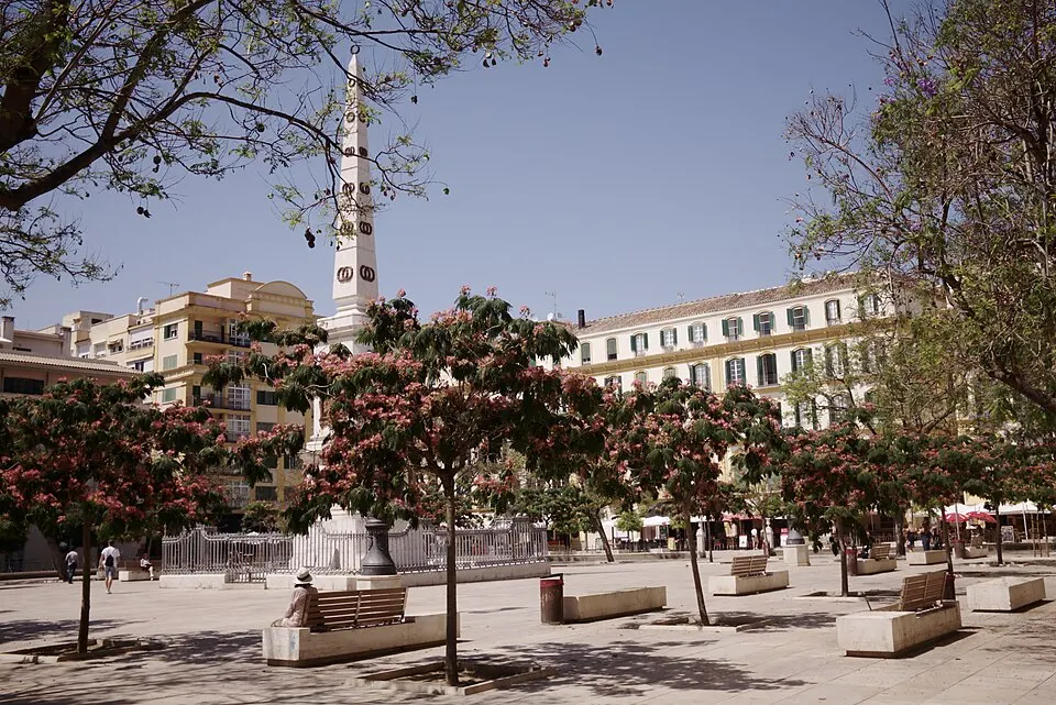 Plaza de la Merced con el obelisco
