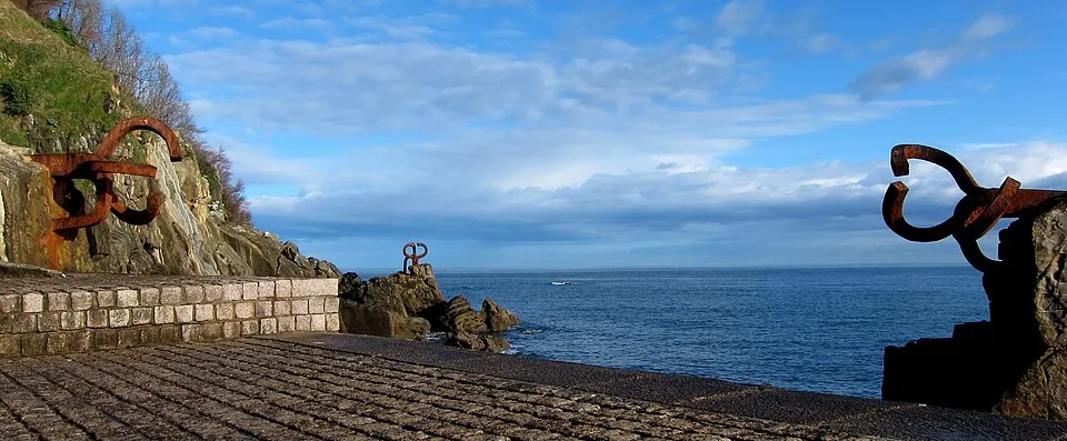 Esculturas del Peine del Viento sobre las rocas