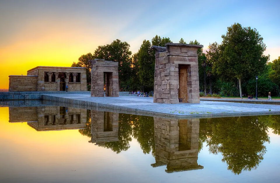 Templo de Debod y su estanque en el Parque del Oeste