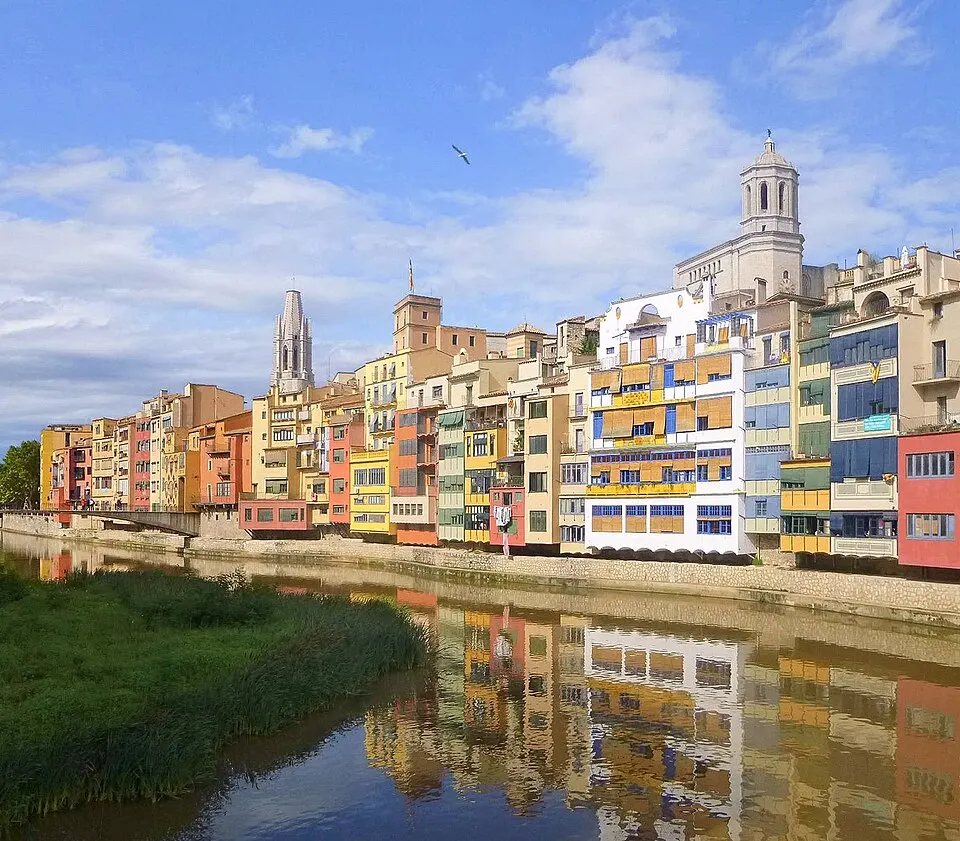 Casas de colores sobre el río Onyar