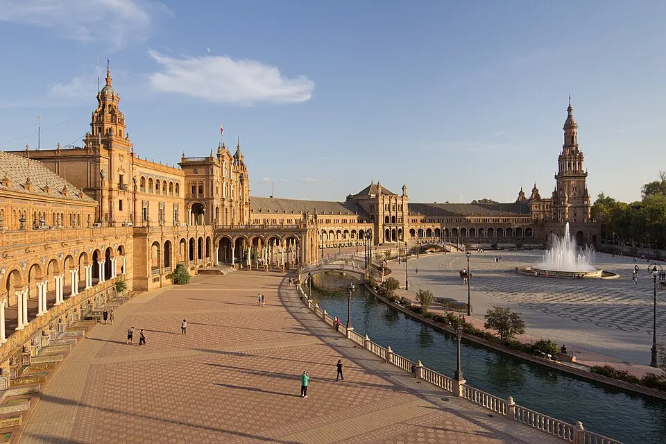 Plaza de España de Sevilla con su canal y el edificio semicircular