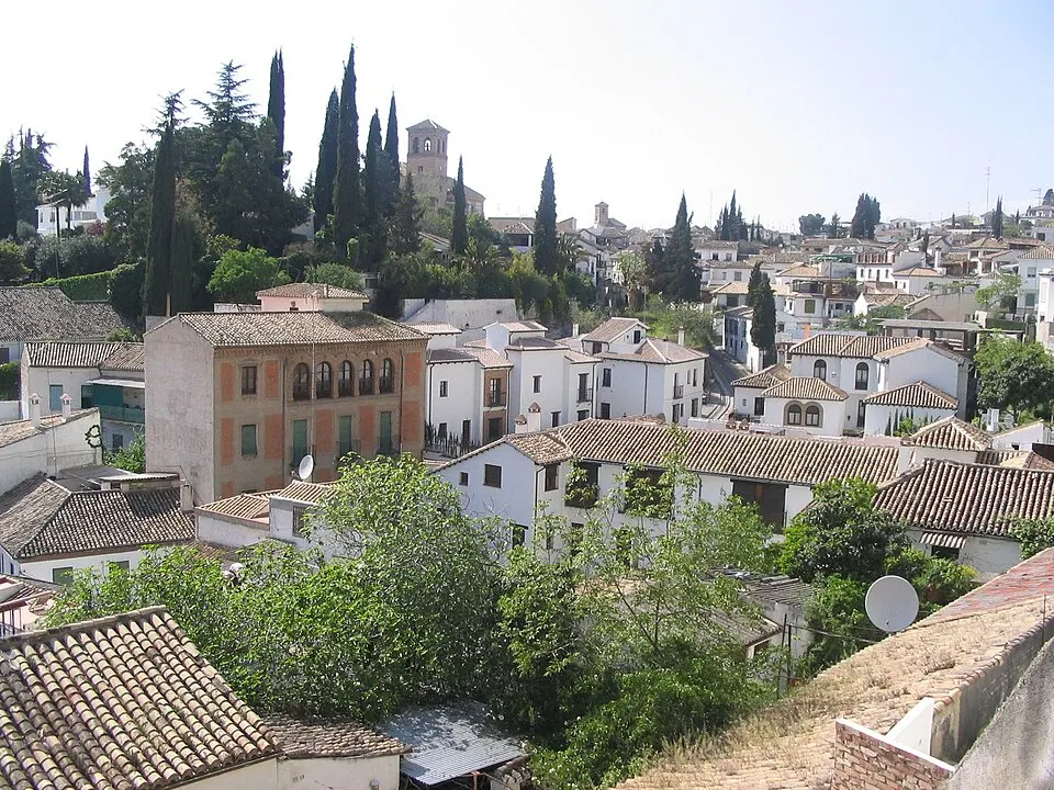 Casas blancas del Albaicín frente a la Alhambra
