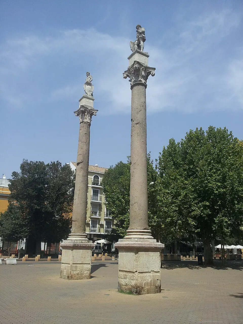 Columnas y paseo arbolado de la Alameda de Hércules