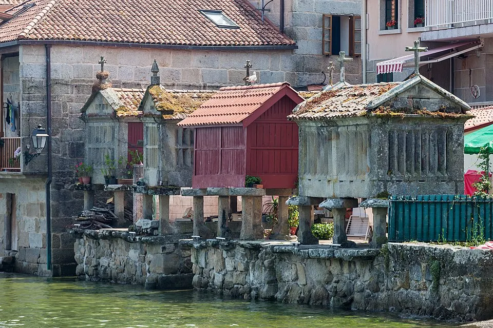 Hórreos de Combarro sobre la ría