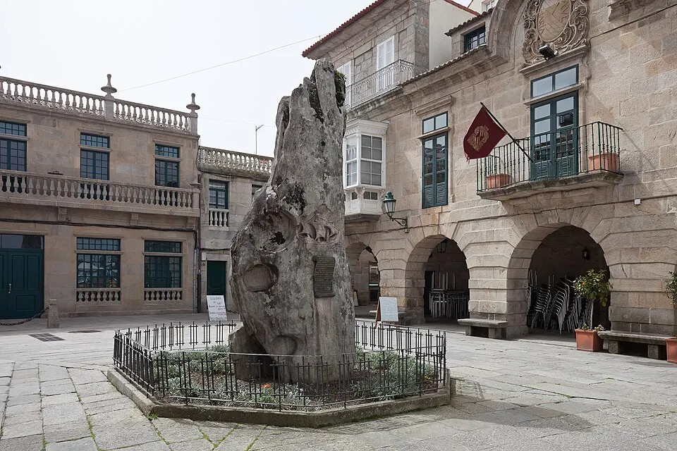 Escultura de la llegada de la Pinta en Baiona