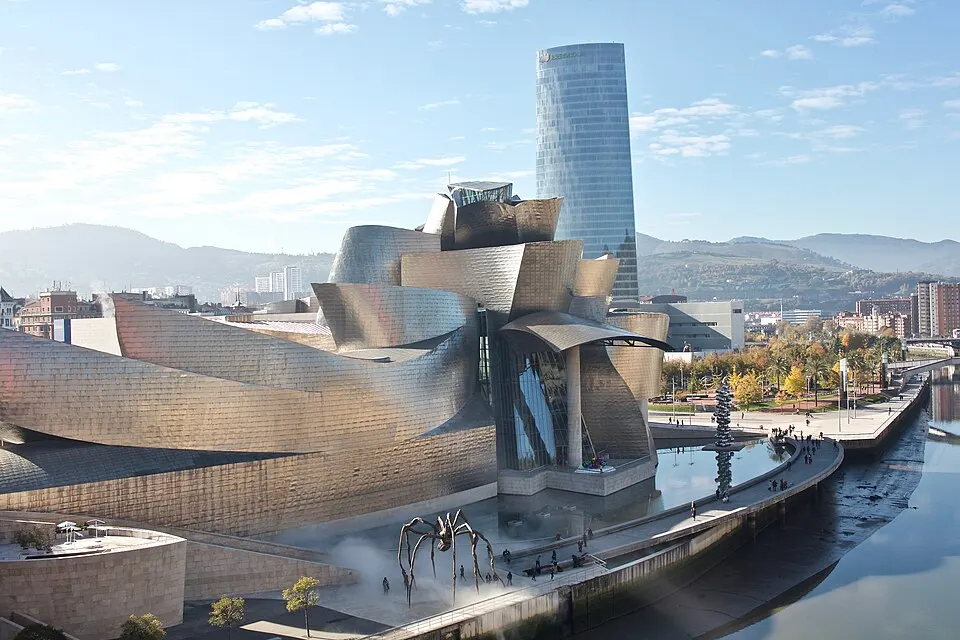 Museo Guggenheim Bilbao junto a la ría