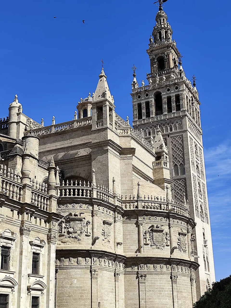 Cabecera de la Catedral de Sevilla con la Giralda al fondo